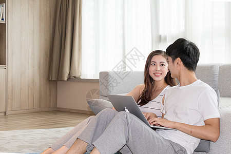 情侣在家客厅一起休闲放松网购购物图片