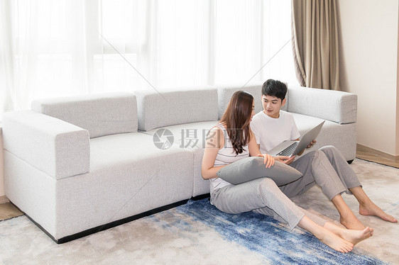 情侣在家客厅一起休闲放松网购购物图片