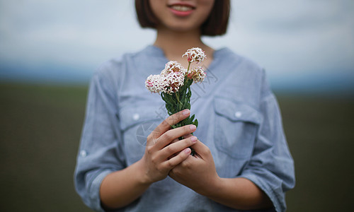 手捧狼毒花的少女图片