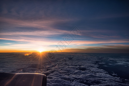 窗外夕阳机舱外的风景背景