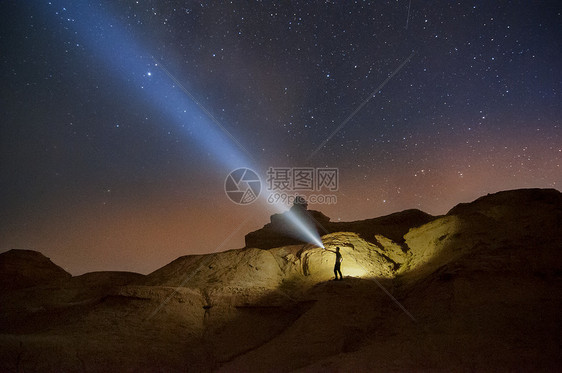 新疆克拉玛依魔鬼城雅丹星空夜景图片