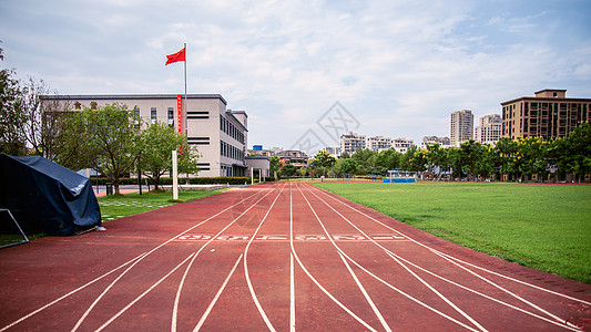 起步学校的跑道背景