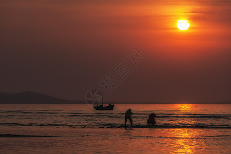 海边夕阳追影人图片