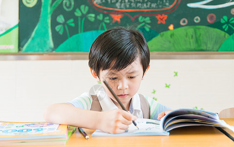 青春活力的小学生图片