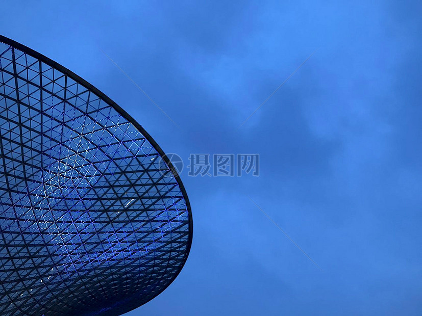 上海梅赛德斯奔驰文化中心广场建筑与天空图片