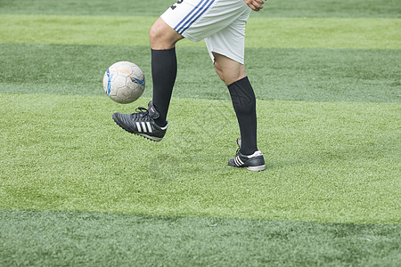 足球运动员在比赛图片