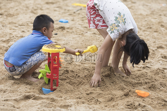 小朋友在沙滩上玩耍图片