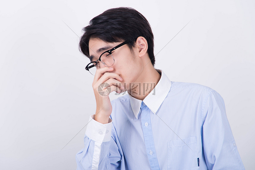 男子学生苦恼眼镜底图高清图片下载 正版图片 摄图网 男子学生苦恼眼镜底图高清图片下载 正版图片 摄图网