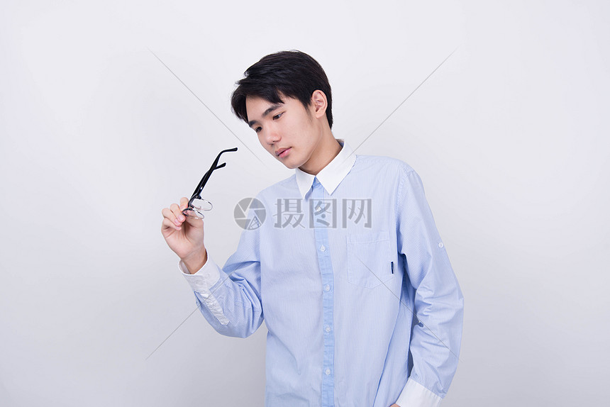 眼睛年轻男子学生底图高清图片下载 正版图片 摄图网 眼睛年轻男子学生底图高清图片下载 正版图片 摄图网