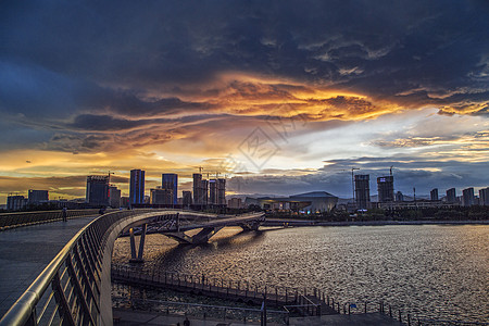 山西雨后城市中金色云彩下的桥背景