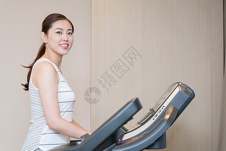 跑步机上跑步的年轻美女图片