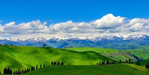 绿色光斑骑行于山间背景