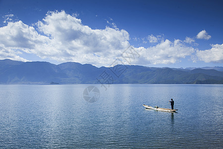 旅行中拍到的泸沽湖和渔夫图片