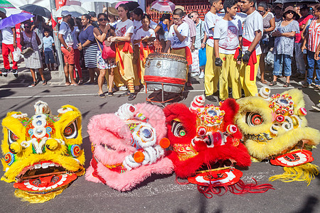 旅行中看到的中国元素舞龙在唐人街图片