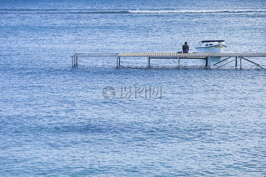 旅行大海和男人背影和船和桥图片