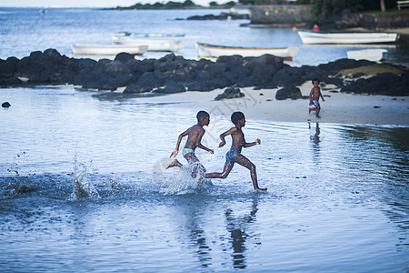 非洲旅行在海边拍到的孩子嬉水奔跑图片