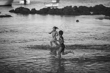 非洲旅行在海边拍到的孩子嬉水奔跑图片
