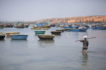 海边渔民在专注的劳作图片