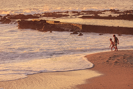旅行中遇见孩子在海边玩耍背景