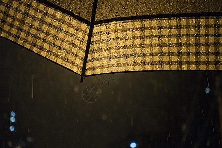 下雨天雨水和雨伞图片