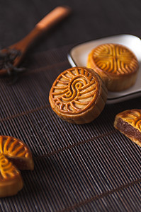 精致的中式美食月饼图片