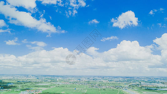 航拍蓝天白云好天气的南方村庄背景图片