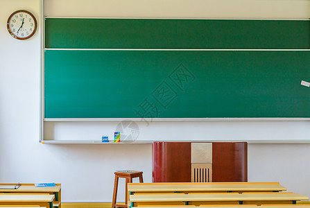 大学校园教室黑板讲台背景图片