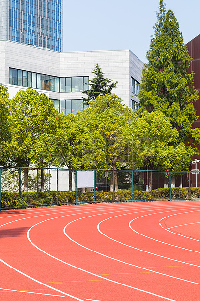 大学校园操场跑道图片