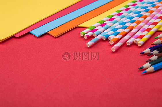 彩色吸管和铅笔加复印纸的桌面摆放图片