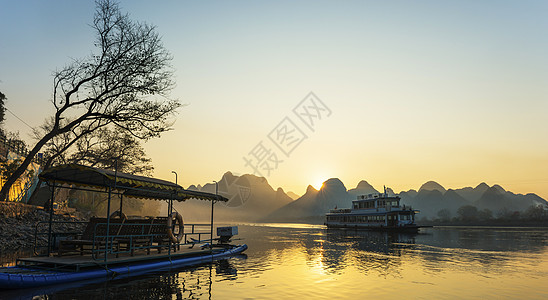 水天情满漓江背景