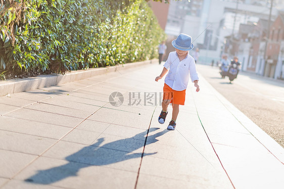 人行道上孩子阳光里的影子图片