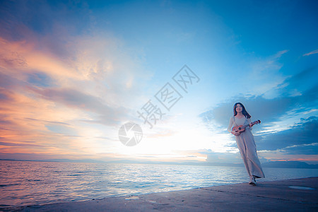 海边浪漫情侣海边美女背景