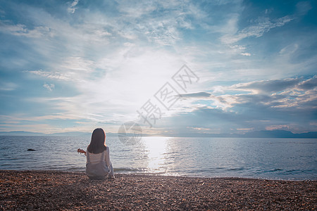 女孩背影海边景色高清图片