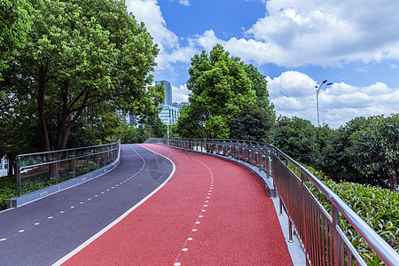 阳光下的建筑阳光下公园设施塑胶路背景