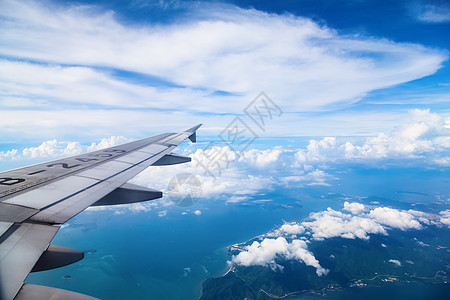 商务飞机机翼下的风景背景