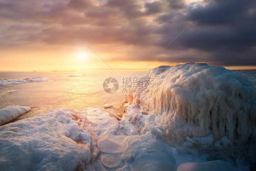 冬天的冰雪融化震撼美景