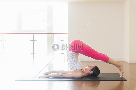 室内瑜伽女性运动图片
