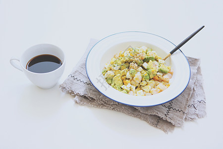 布线和面包板牛油果虾仁鸡蛋咖啡早餐背景