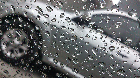 雨天外的汽车图片