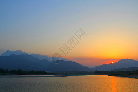 湖边的夕阳橘红色蓝色高清图片