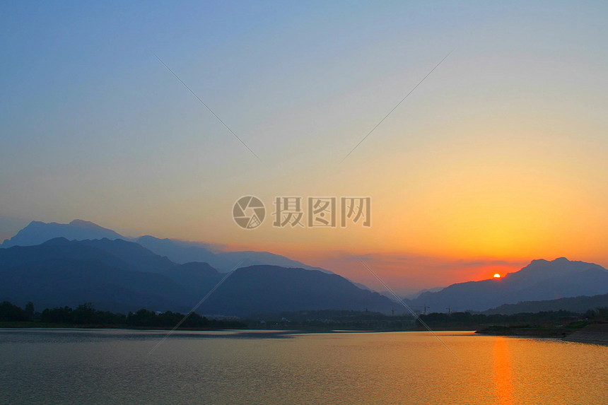 湖边的夕阳图片