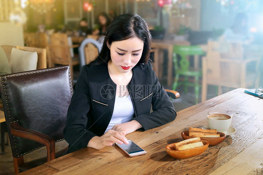 玩手机的商务女性图片