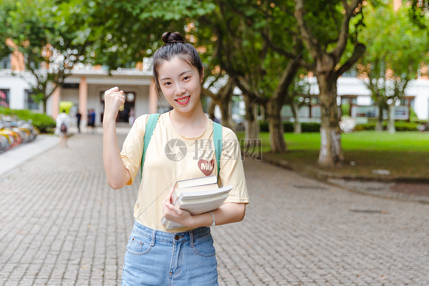 大学校园内女生抱着书本图片