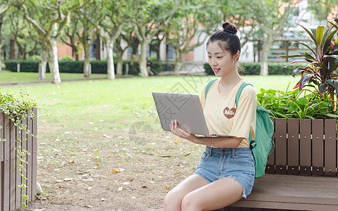 大学校园美女大学校园女生看电脑背景