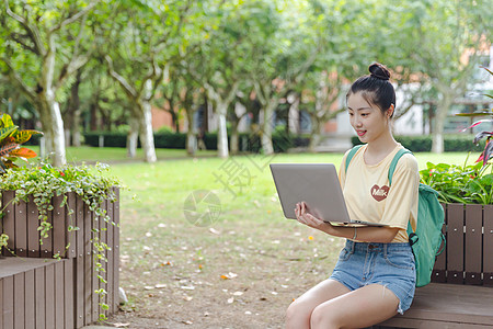 大学校园美女大学校园女生看电脑背景