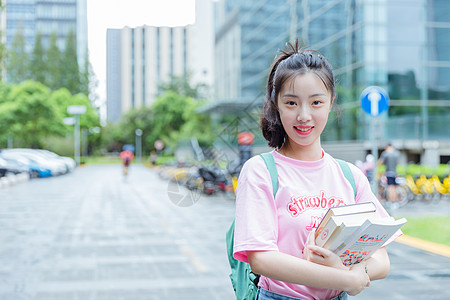 活力美女形象大学校园内女生抱着书本背景