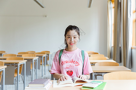 年轻女大学教室女生学习背景