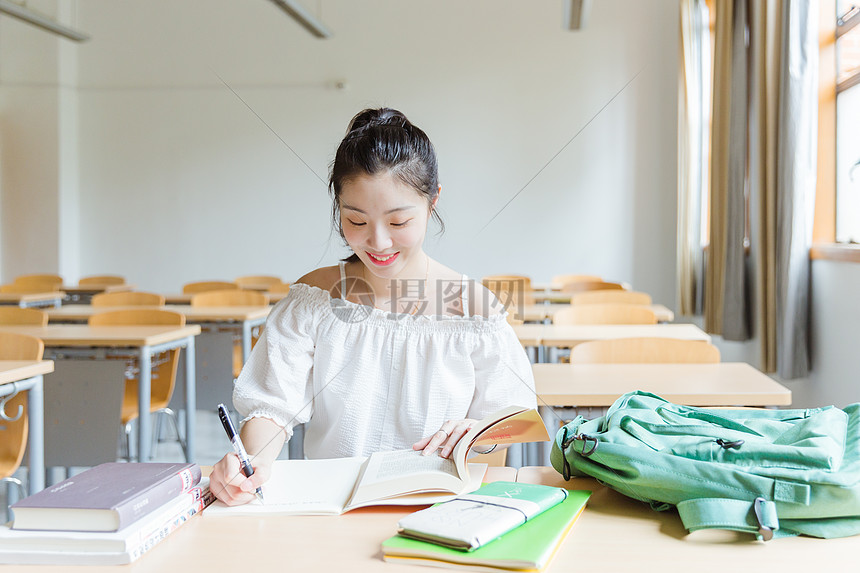 大学教室女生学习图片