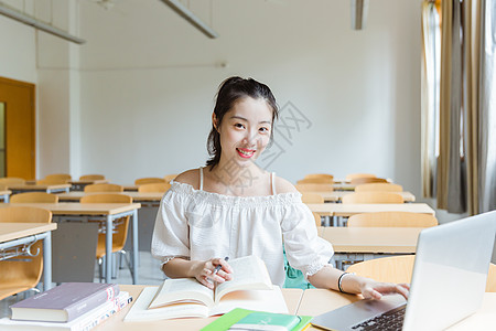 气质女大学教室女生看书用电脑学习背景