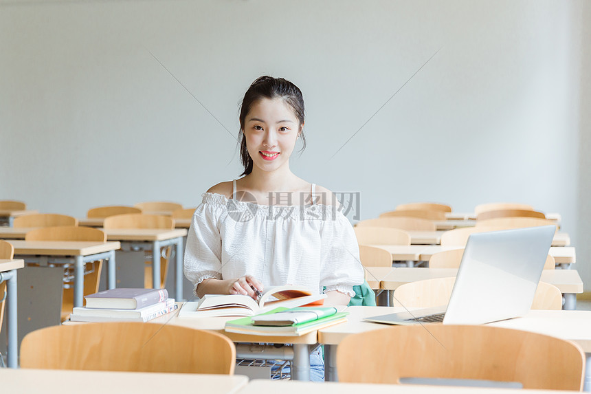 大学教室女生看书学习图片